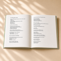 Aufgeschlagenes Elternbuch zur emotionalen Begleitung beim Schwimmenlernen