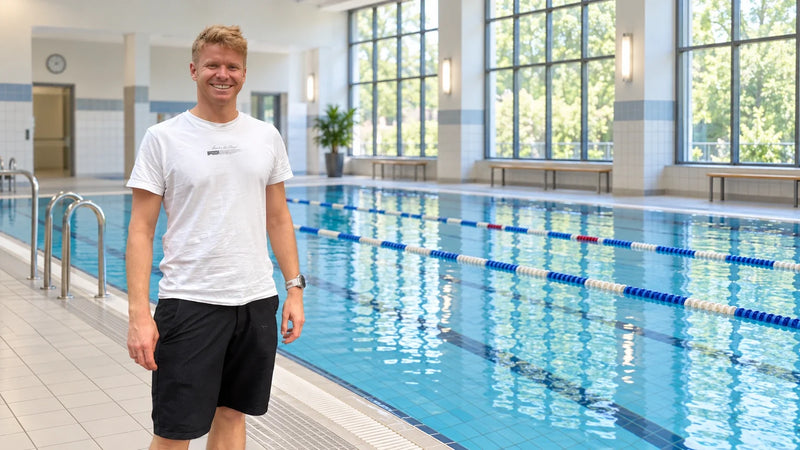 Friedrich Grott am Beckenrand einer Schwimmhalle. Bildmontage auf Grundlage seines privaten Fotos.