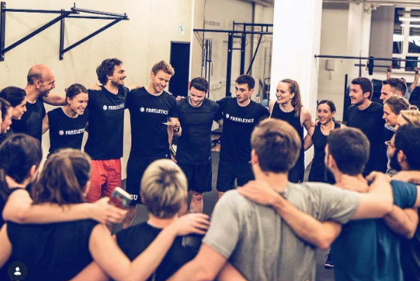 Friedrich Grott spricht zu einem Freeletics-Team