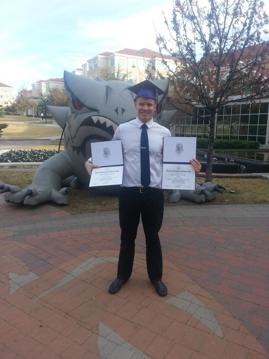 Friedrich Grott mit seinen Studienabschlüssen an der Texas Christian University